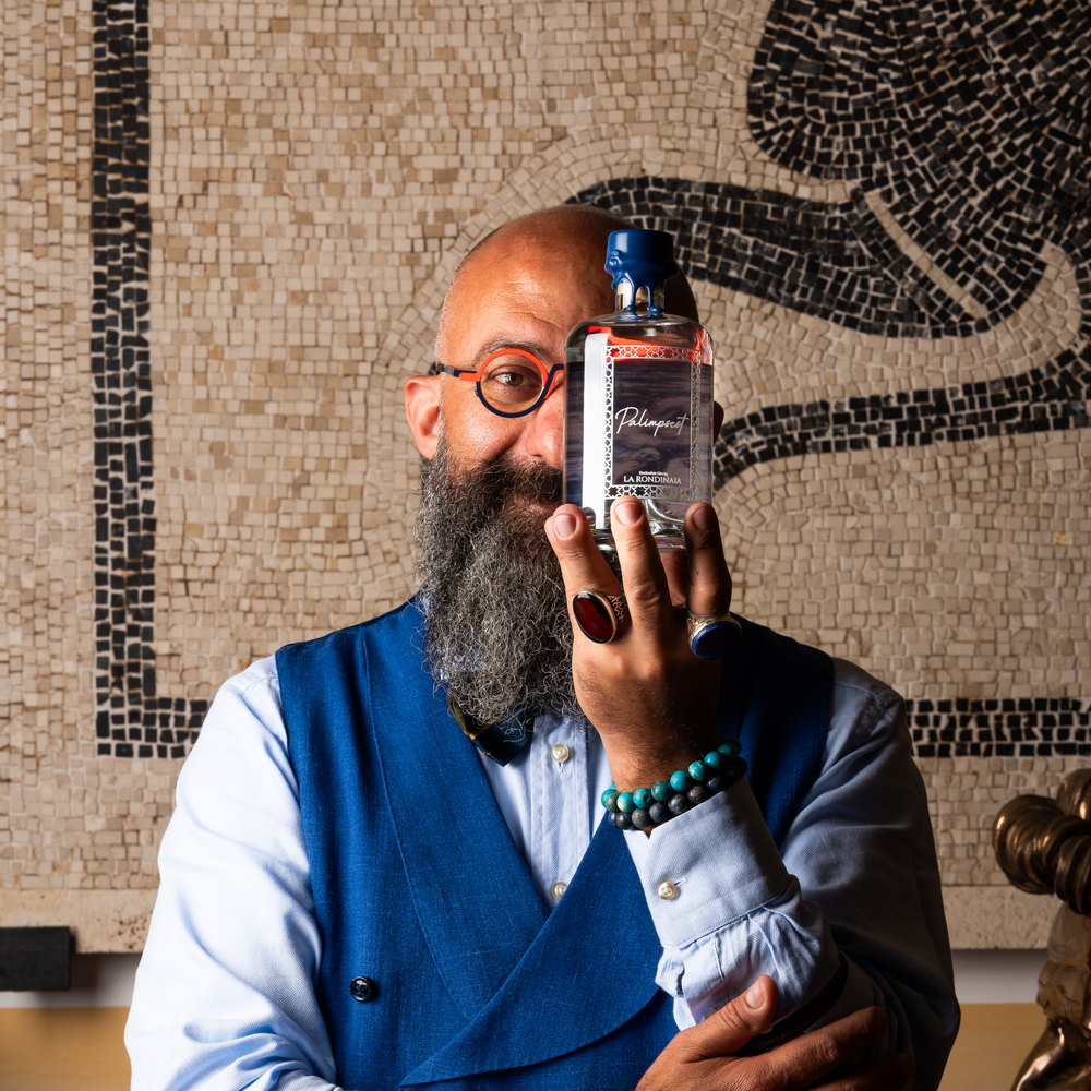 Marcello Costanzo, Bar Mixologist di Villa La Rondinaia, con la bottiglia di Palimpsest Gin