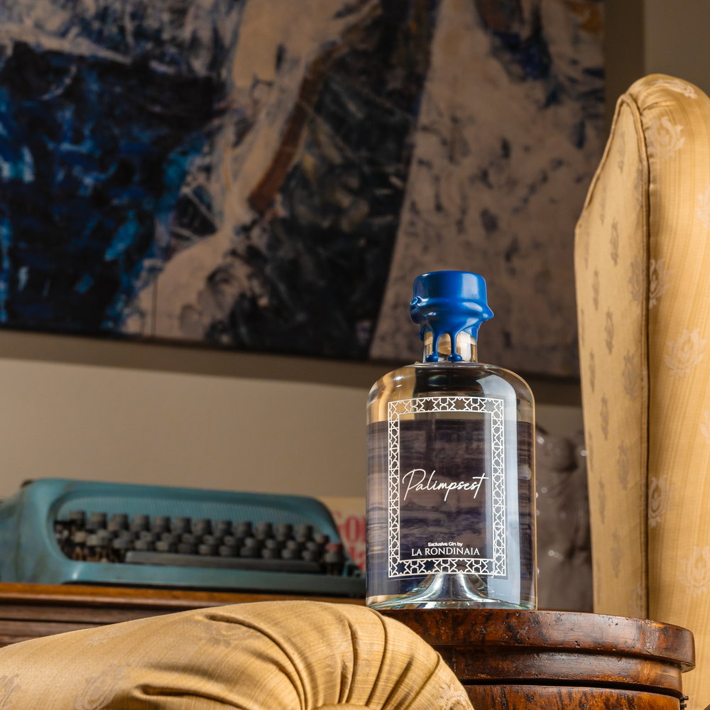 Bottiglia di Palimpsest Gin negli interni di Villa La Rondinaia
