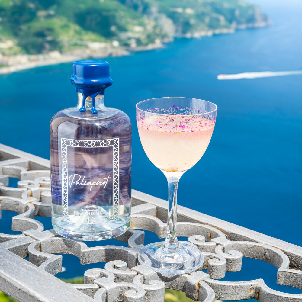 Palimpsest Gin in miscelazione con vista sulla Costiera Amalfitana