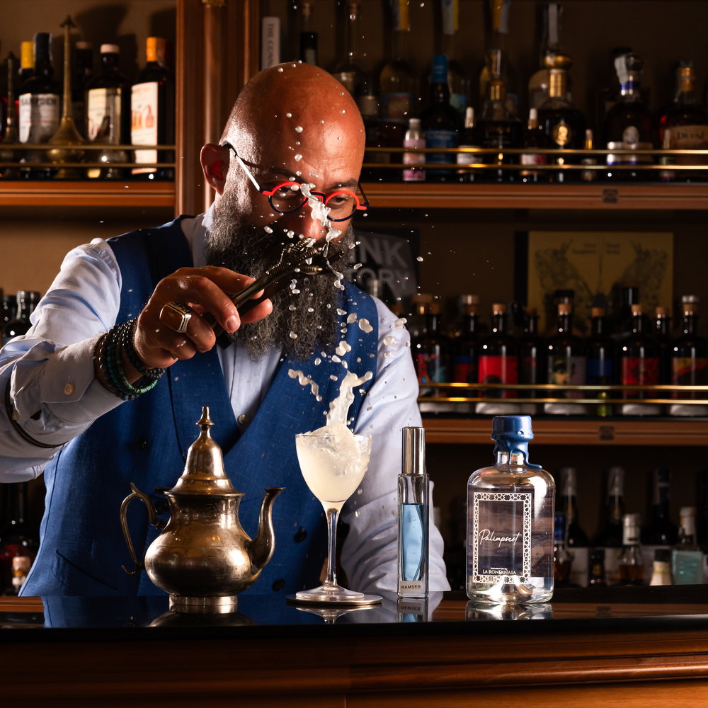 Marcello Costanzo prepara un cocktail con Palimpsest Gin al bar di Villa La Rondinaia