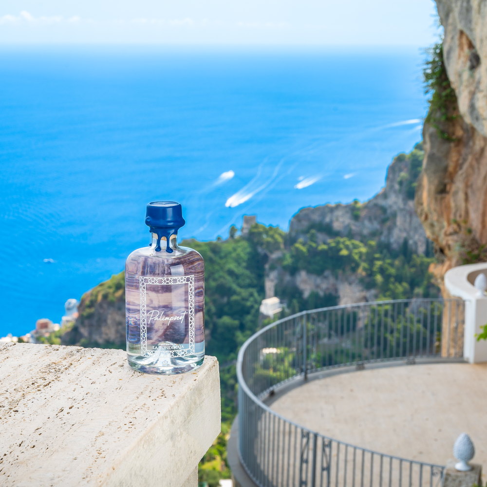 Palimpsest Gin sulla terrazza di Villa La Rondinaia a strapiombo sul mare di Ravello